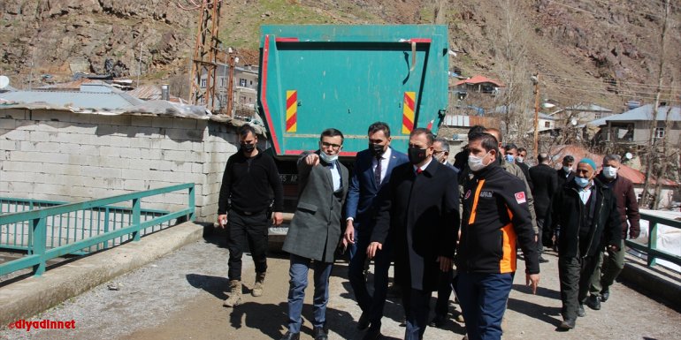 Hakkari Valisi ve Belediye Başkan Vekili Akbıyık, selden zarar gören köyde inceleme yaptı
