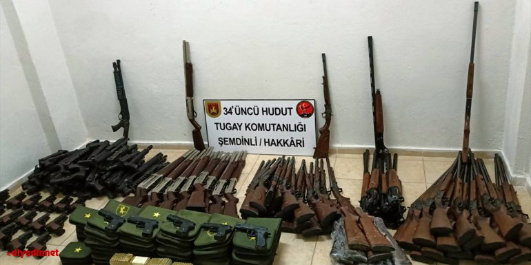 Hakkari hudut hattında çok sayıda tüfek, tabanca ve mühimmat ele geçirildi