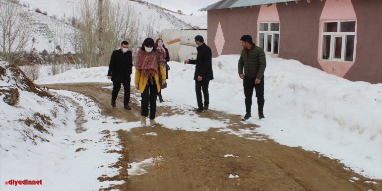 Hakkari'de öğretmenler karla kaplı köyleri dolaşarak çocuklara eğitim seti dağıtıyor