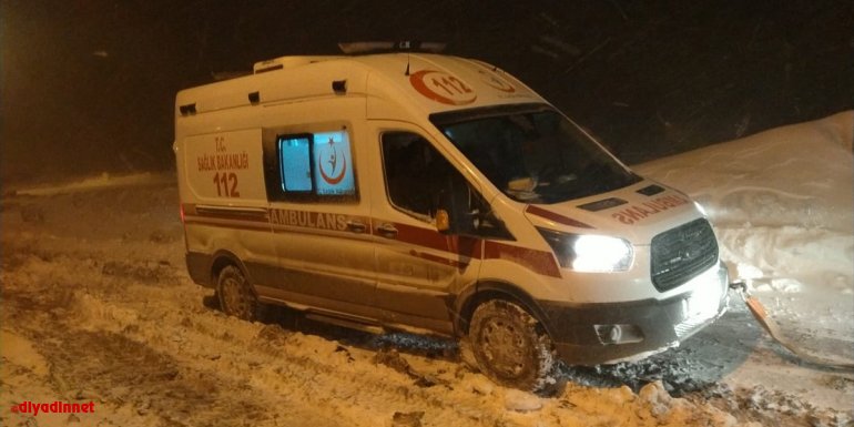 Hasta bebeğe ulaşmak için yoğun tipide ambulans, paletli ambulans ve iş makinesiyle 13 saat ter döktüler
