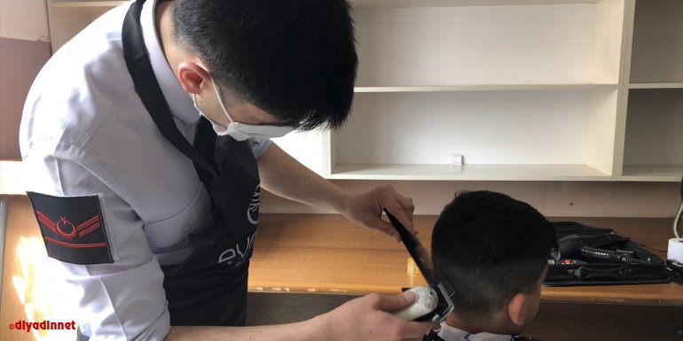 IĞDIR - Kahraman Mehmetçik, köy çocuklarının tıraşını gönüllü üstlendi1