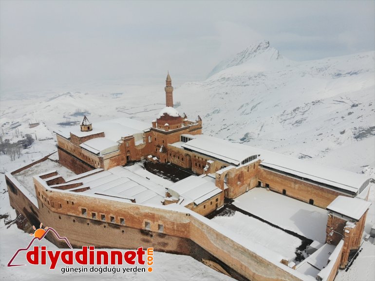 İhtişamıyla her mevsim büyüleyen tarihi İshak Paşa Sarayı kar birikintilerinden temizleniyor