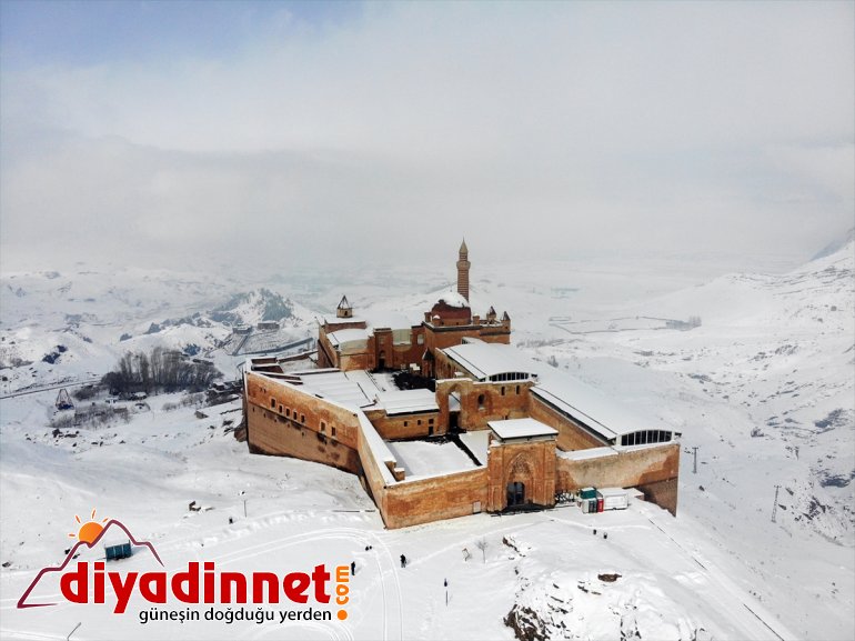 tarihi Paşa temizleniyor büyüleyen Sarayı mevsim her İhtişamıyla kar İshak birikintilerinden 11