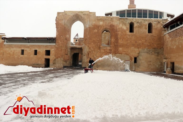 her temizleniyor İshak büyüleyen birikintilerinden tarihi Sarayı Paşa kar İhtişamıyla mevsim 12