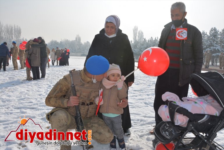 Kahraman komandolar Türk bayrakları ve dualarla Ağrı dan Suriye ye uğurlandı11