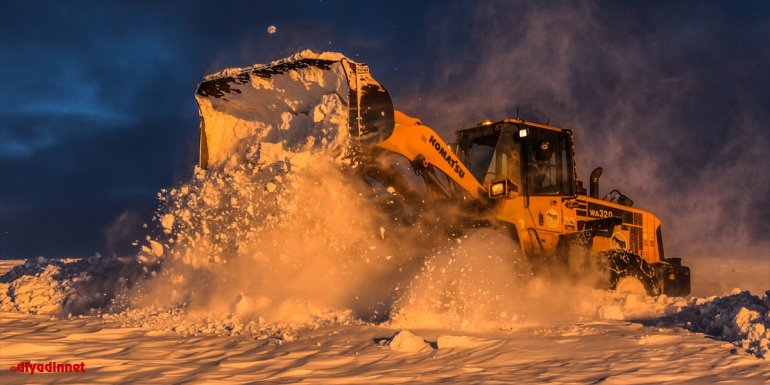 KARS - Kar kaplanları baharda da karla mücadele ediyor1