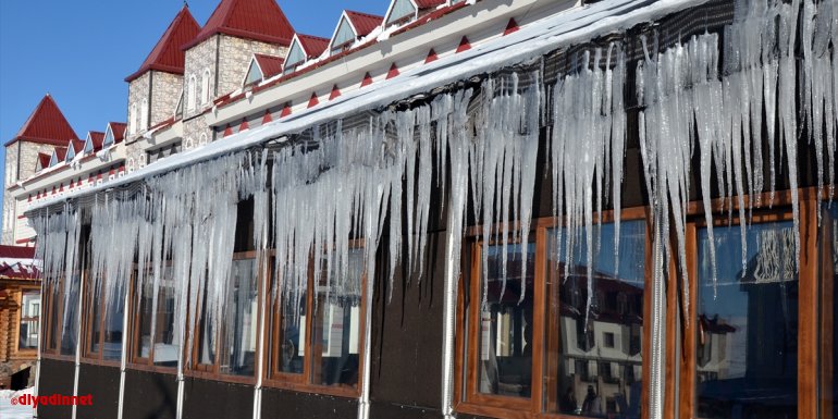 Kars'ta mart sonunda çatılar ve ağaçlarda buz sarkıtları oluştu