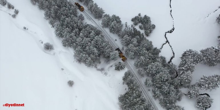 Kars'ta ekiplerin karla mücadele çalışmaları sürüyor