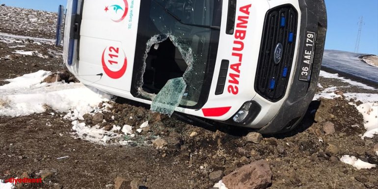 Kars'ta hasta almaya giderken devrilen ambulanstaki acil tıp teknisyeni yaralandı