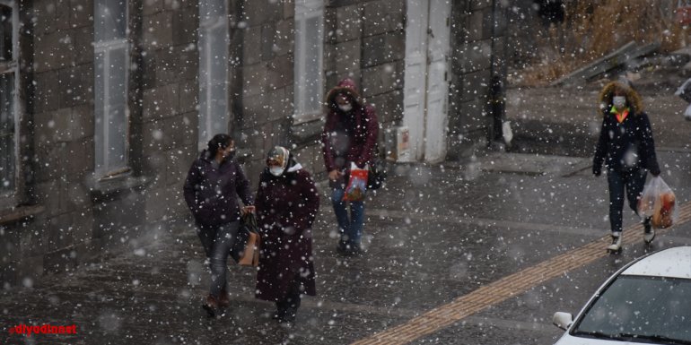 Kars ve Ardahan'da tipi ulaşımı aksattı