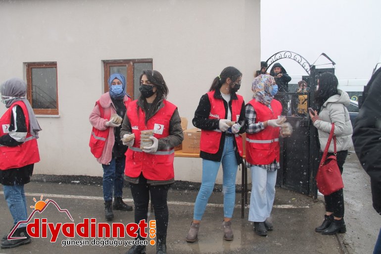 Kızılay Kadın Kolları gönüllüleri Berat Kandili nedeniyle helva dağıttı3