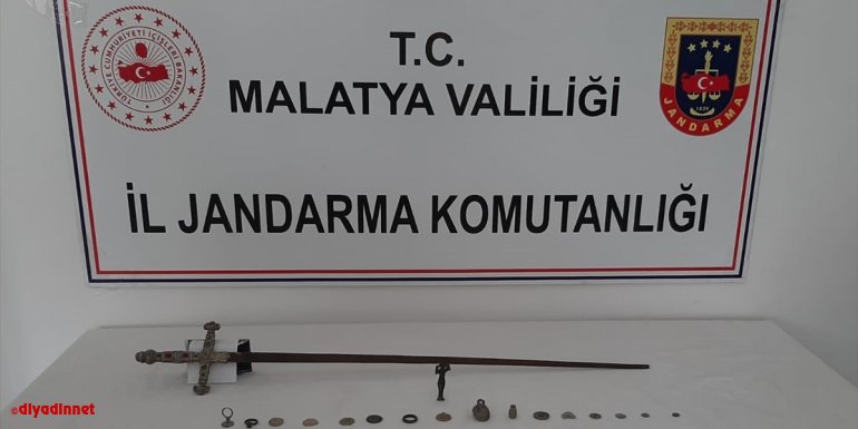 Malatya'da tarihi eser olduğu değerlendirilen kılıç, sikke, heykel ve mühür ele geçirildi