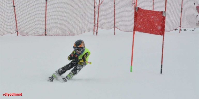 Minik kayakçılar Palandöken'de kar yağışı altında yarıştı