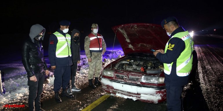 Muş'ta jandarma ekipleri, yolda mahsur kalan aileyi yurda yerleştirdi