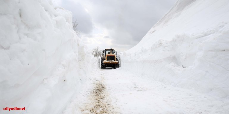 Muş'ta 'kar kaplanları' 4 metre karla kaplı köy yollarını açmaya çalışıyor