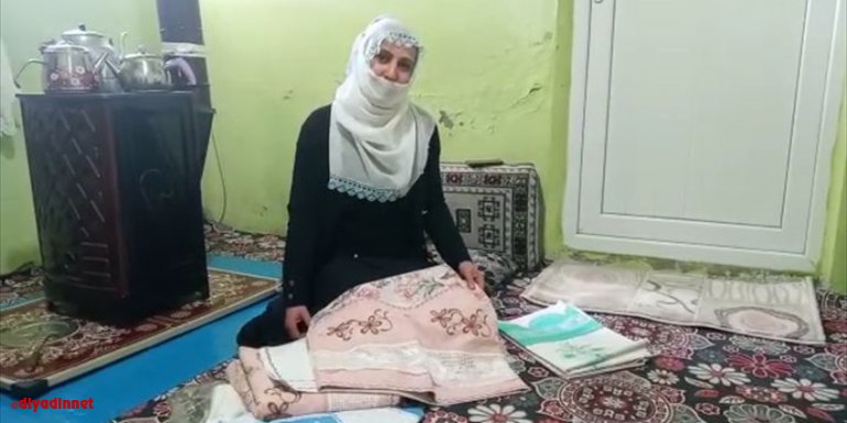 Muşlu kadın yaptığı çeyizlik eşyaları satarak ailesinin geçimine katkı sunuyor