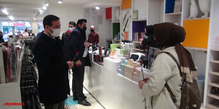 Tatvan Belediye Başkanı Geylani kadınlara karanfil dağıttı