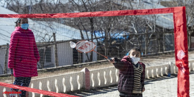 "Orda Bir Köy Var Uzakta" projesiyle çocuklar hayatlarında ilk kez badminton ile tanıştı