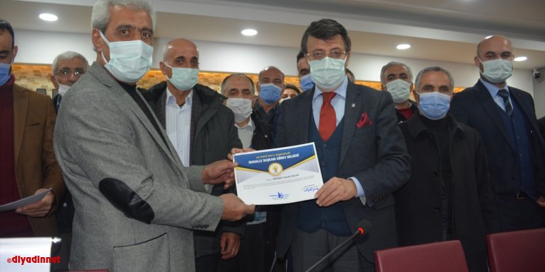 Van'da AK Parti'nin mahalle başkanlarına görev belgeleri verildi