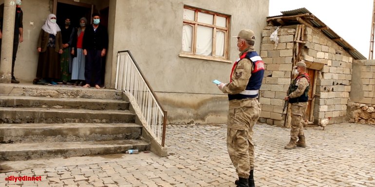 Van'da jandarma ekipleri, Kovid-19 tedbirleri kapsamında broşür dağıttı