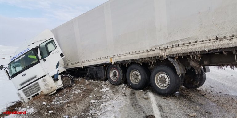 Van'da otomobille tır çarpıştı: 1 ölü, 2 yaralı