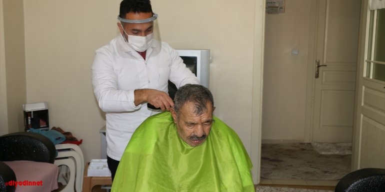 Erciş'te yaşlılara evde tıraş hizmeti