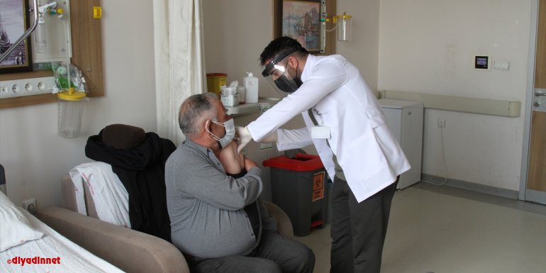 Van'da sağlık ekipleri, kırsalda randevu alamayan yaşlılara ulaşarak aşılarını yapıyor