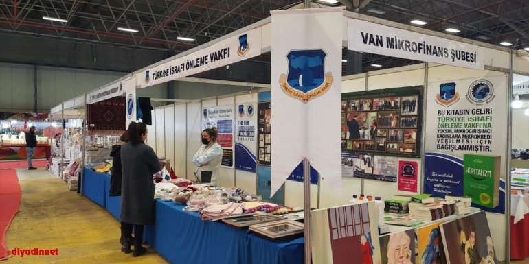 Vanlı kadınlar aldıkları destekle yaptıkları ürünleri fuarda satışa sundu1