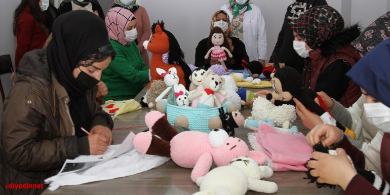 Vanlı kadınlar çocuklar için iplerden örerek yaptıkları oyuncakları satarak ailelerini geçindiriyor1