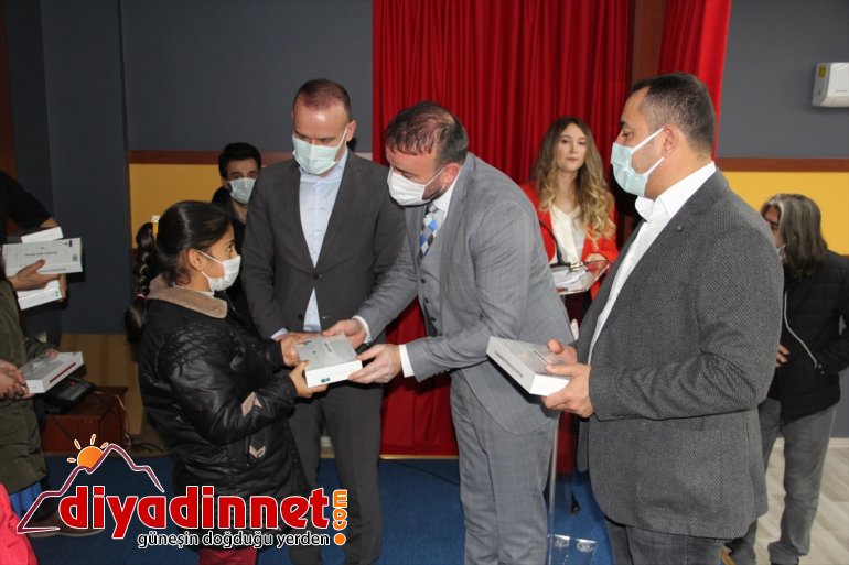 Yazdığı kitaptan elde ettiği gelirle Ağrılı çocuklara tablet hediye etti