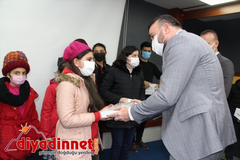 ettiği Ağrılı kitaptan çocuklara hediye gelirle elde tablet Yazdığı etti 3