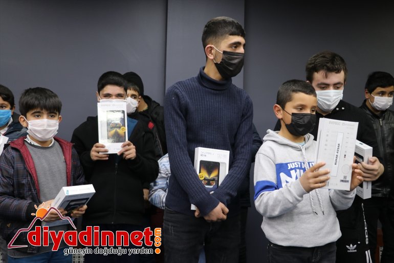 hediye kitaptan Ağrılı etti elde tablet Yazdığı çocuklara gelirle ettiği 4