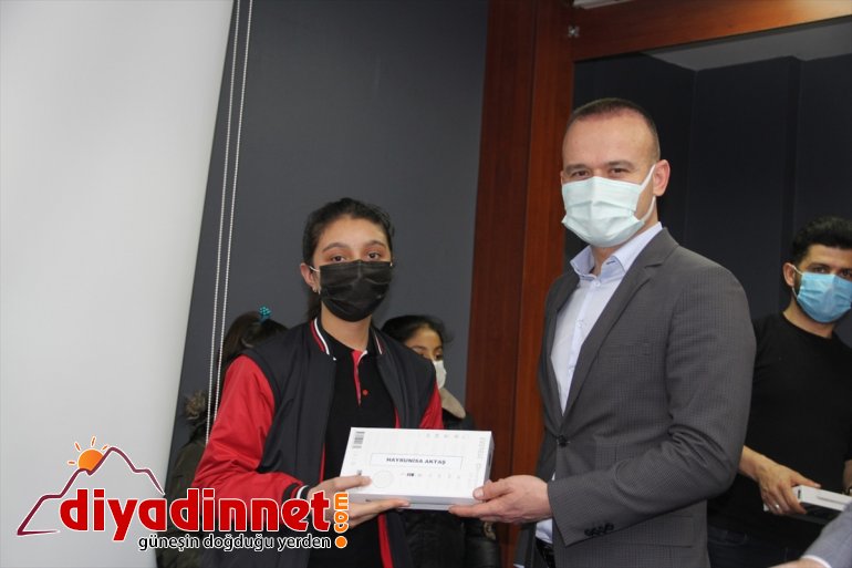 hediye elde tablet etti ettiği çocuklara kitaptan gelirle Yazdığı Ağrılı 6