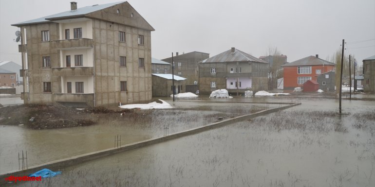 Yüksekova'da sağanak nedeniyle bazı evleri su bastı
