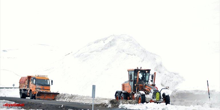 2 bin 885 rakımlı Palandöken Geçidi'nde nisanda yoğun karla mücadele çalışması yapıldı