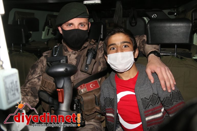 Ağrı'da 13 yaşındaki çocuk evine davet ettiği polislere pasta ikramında bulundu