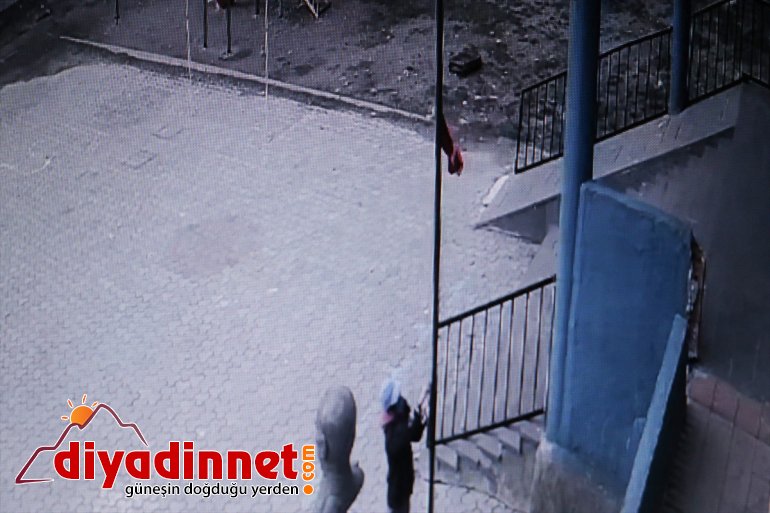 Ağrı'da çocuklar, rüzgarın etkisiyle direğin yarısına inen Türk bayrağını göndere çekti