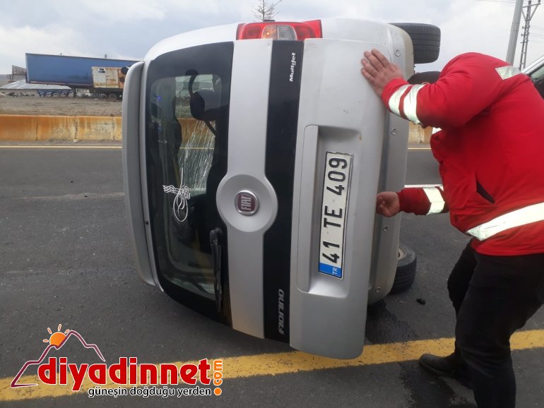 Ağrı da elektrik direğine çarpan araç kaza yaptı yaralı2