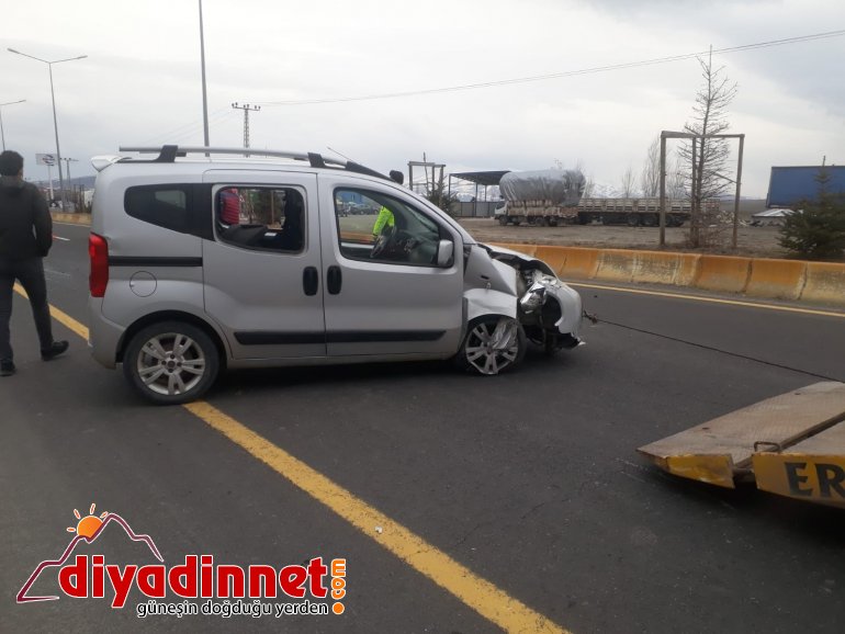 Ağrı da elektrik direğine çarpan araç kaza yaptı yaralı3