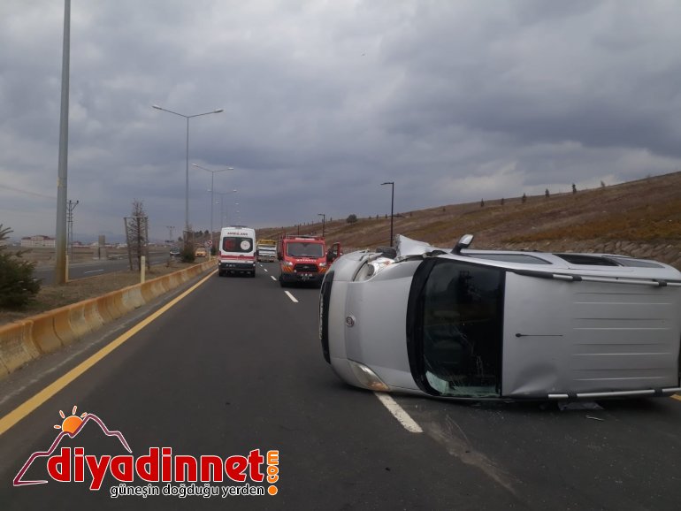 Ağrı da elektrik direğine çarpan araç kaza yaptı yaralı4