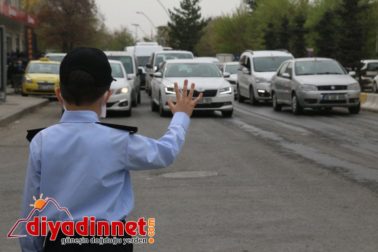 Ağrı Emniyet Müdürü Özen den öğrencilere sürpriz3