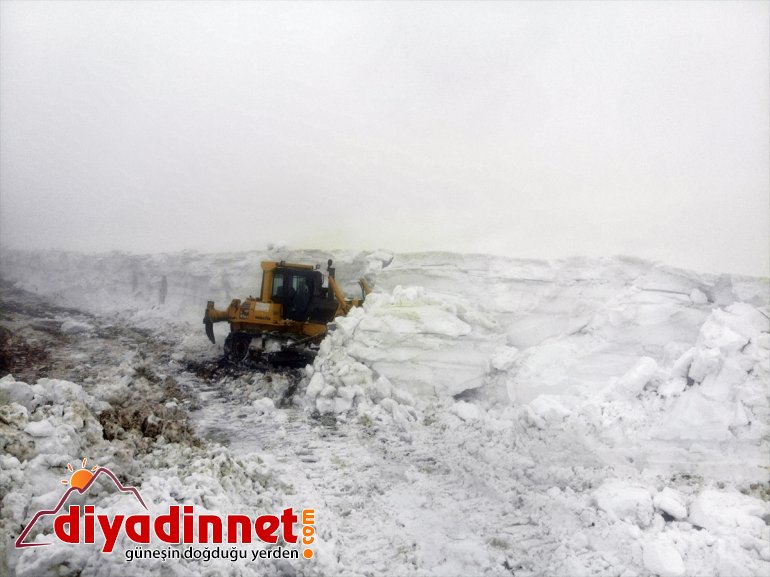 Ağrı'da "kar kaplanları" nisanda da yoğun karla mücadele mesaisinde