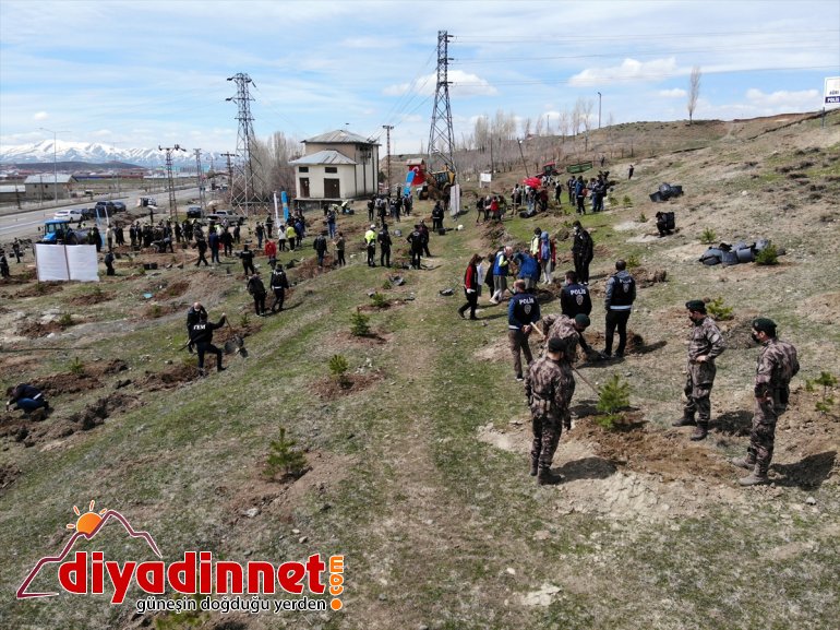 şehit AĞRI anısına - fidan meslektaşlarının dikti Polisler 6