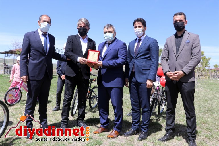 bisikletlerle güldü ve hayırseverlerin öksüz yüzü alınan Ağrı