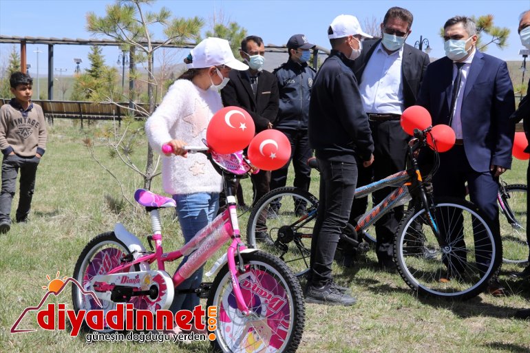 hayırseverlerin bisikletlerle çocukların yetim desteğiyle alınan güldü ve yüzü öksüz Ağrı