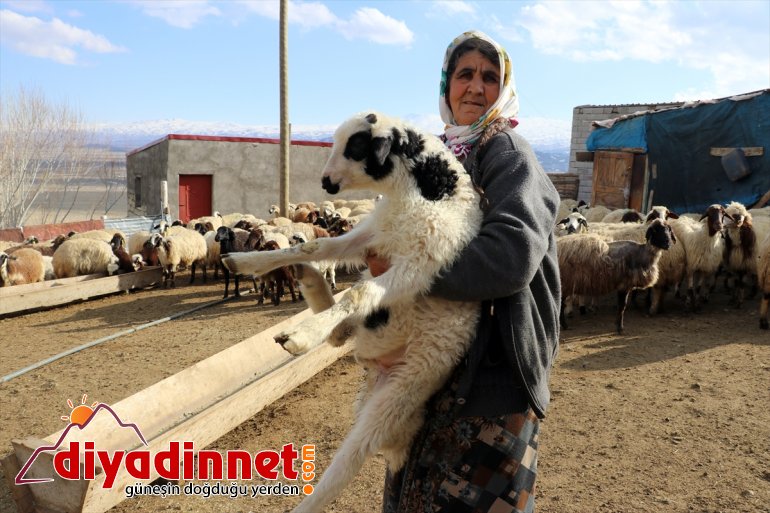 anneleriyle renkli müjdecisi oluşturuyor Ağrı