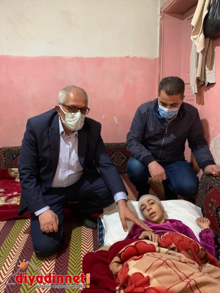 Ağrılı öğretmenlerden Suriyeli hasta öğrencinin ailesine destek