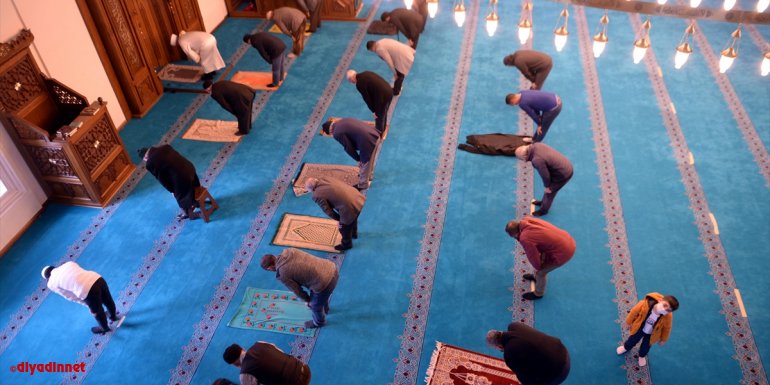 Ardahan'ın sembolü Serhat Ulu Camisi'nde ilk ramazanda Kovid-19 burukluğu