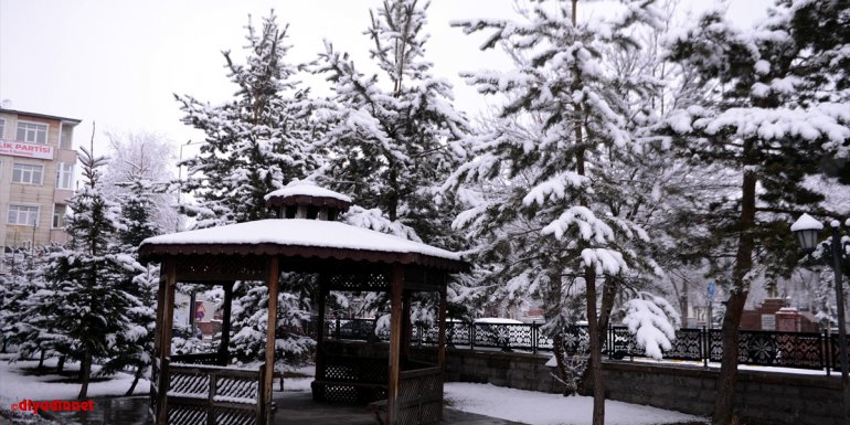 Ardahan kar yağışıyla nisanda beyaza büründü