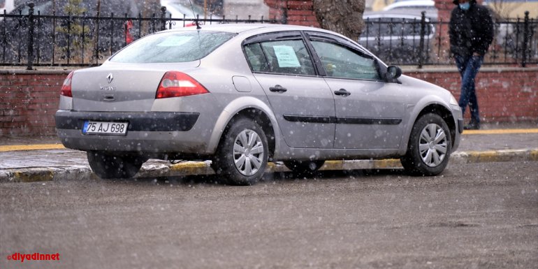 Ardahan, nisan ayında yağan karla beyaza büründü